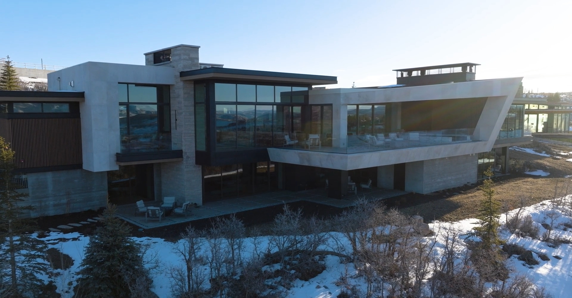 Surrounding_aluminum_alloy_doors_and_windows_facto